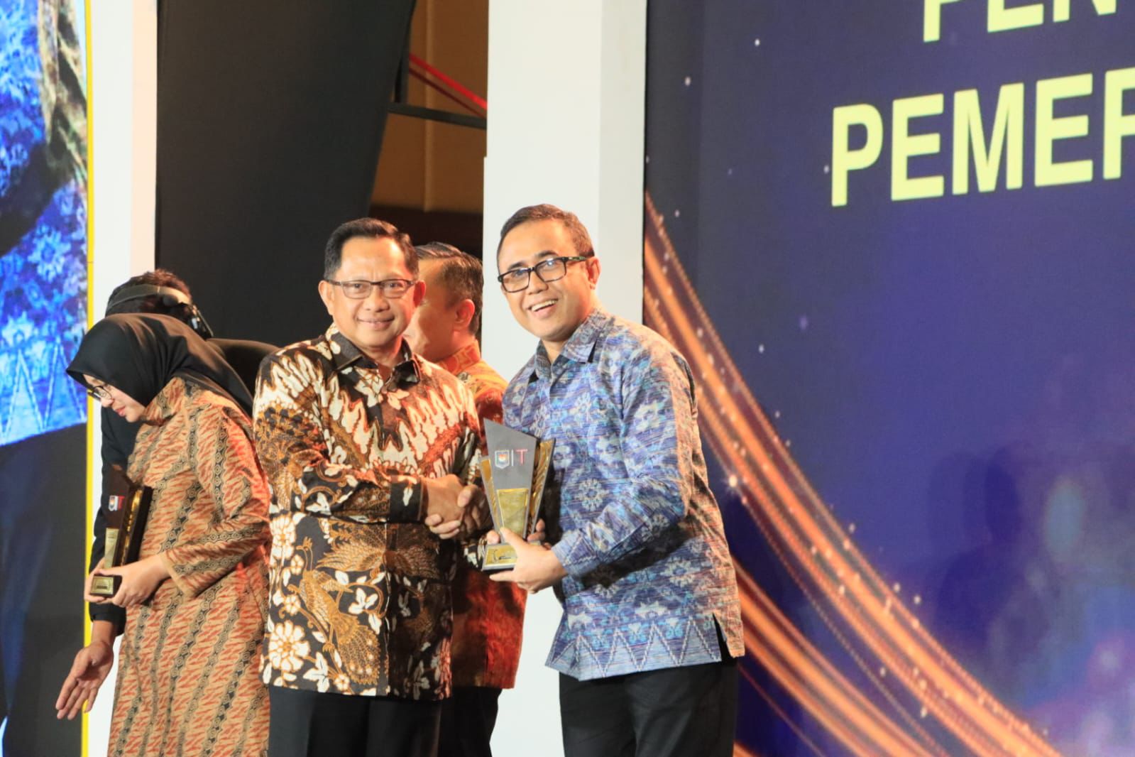 Wali Kota Denpasar IGN Jaya Negara menerima penghargaan Penganugerahan Apresiasi Kinerja Pemerintahan Daerah Tahun 2025 yang diserahkan Mendagri Tito Karnavian di Jakarta (1/12/2025).