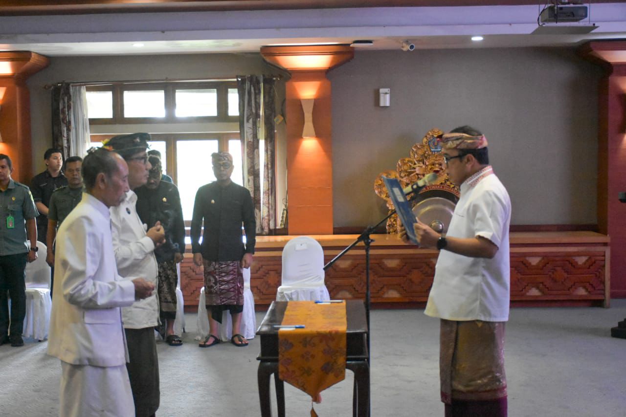 Wali Kota Denpasar I GN Jaya Negara saat melantik dan mengukuhkan Kepala Bapenda Kota Denpasar IGN Eddy Mulya menjadi Pj Sekda Kota Denpasar di Graha Sewaka Dharma Kota Denpasar, Selasa (2/12).