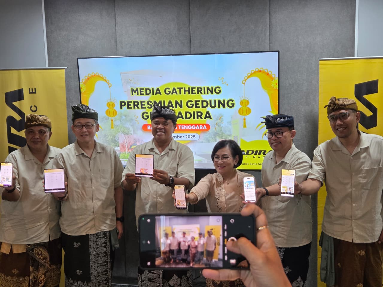 Suasana peresmian Grha Adira yang berlokasi di Jalan Mahendradatta No.137 Denpasar, pada Selasa (2/12/2025). (Marsellus Pampur/Radar Bali)