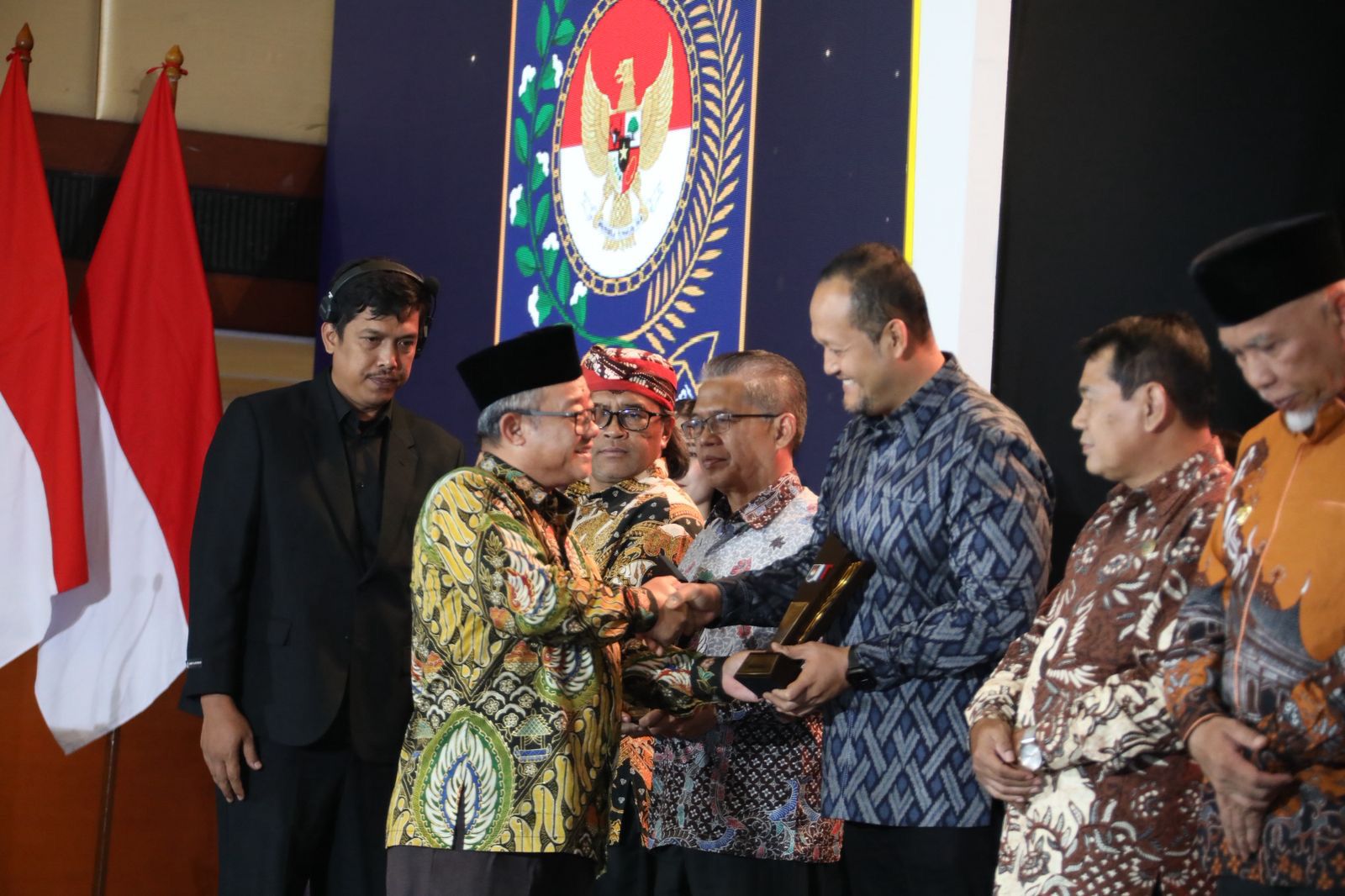 Wabup Badung Bagus Alit Sucipta menerima penghargaan Kategori Pelayanan Publik dari Mendikdasmen Abdul Mu&rsquo;ti saat Malam Apresiasi Kinerja Pemerintahan Daerah 2025 di Jakarta, Senin (1/12).