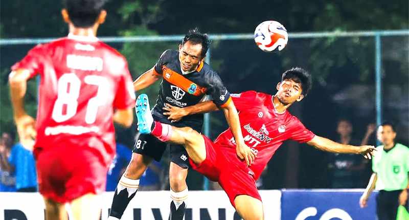 SEDANG MENYALA : Perseden (jersey hitam) saat menaklukan Persebata Lembata.(dok.Perseden Denpasar)
