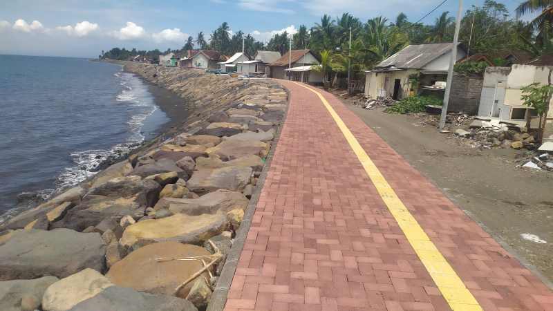RAMPUNG DITATA SETELAH RUSAK: Senderan pantai Pembuahan, Desa Banyubiru, Kecamatan Negara. (M.Basir/Radar Bali)