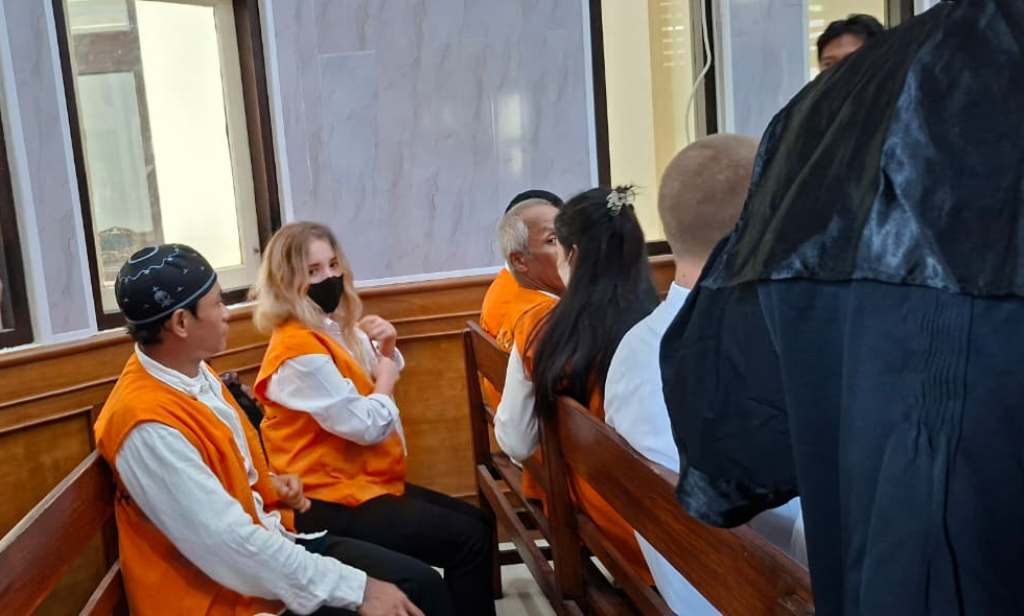 MENUNGGU DIADILI: Kateryna Vakarova, WN Ukraina penyelundp sabu hampir 2 kg bersiap menjalani sidang di PN Denpasar, Selasa (2/12).