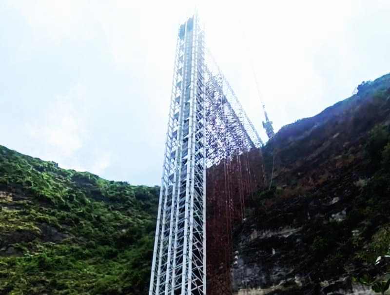 DINILAI PERLU AUDIENSI : Proyek lift kaca di Pantai Kelingking, Nusa Penida, yang kini jadi poemik pro dan kontra. (dok. rada bali)