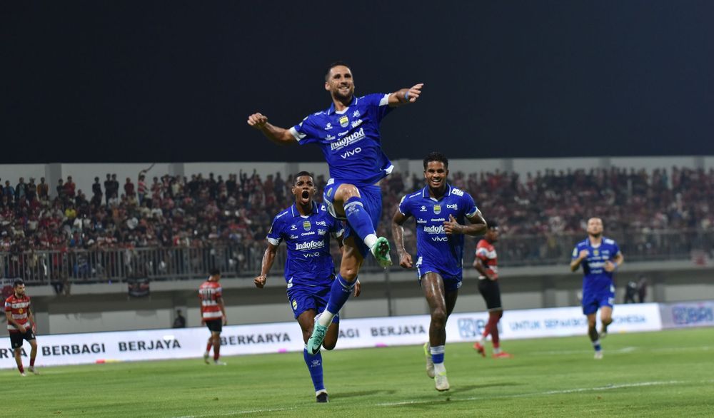 MODAL BESAR - Lucho merayakan gol ke gawang Madura United di Stadion Ratu Pamelingan, Pamekasan.
