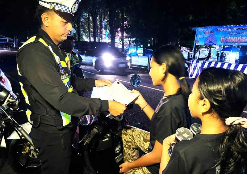 PERIKSA KELENGKAPAN SURAT : Polisi melakukan pemeriksaan surat-surat kendaraan dalam Operasi Zebra Agung 2025 di Jembrana.(foto: Satlantas Polres Jembrana)