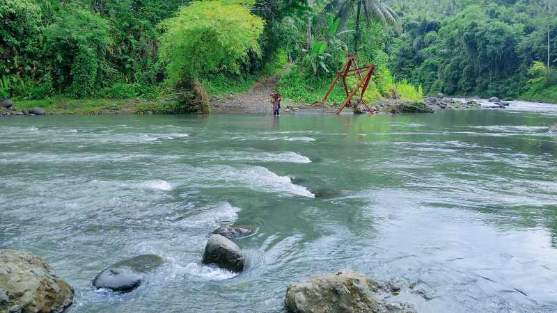 DI SINI LOKASINYA : Sungai yang melintas di Desa Yehembang Kangin, Jembrana, ini jembatan gantunya putus dan belum jelas kapan dibangun lagi sampai sekarang. (foto:dok.Perbekel Yehembang)