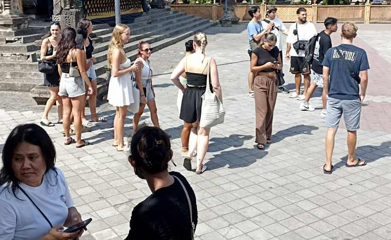 Ilustrasi turis asing sedang berkunjung di Pesta Kesenian Bali (PKB),Art Center,Denpasar. (Adrian Suwanto)