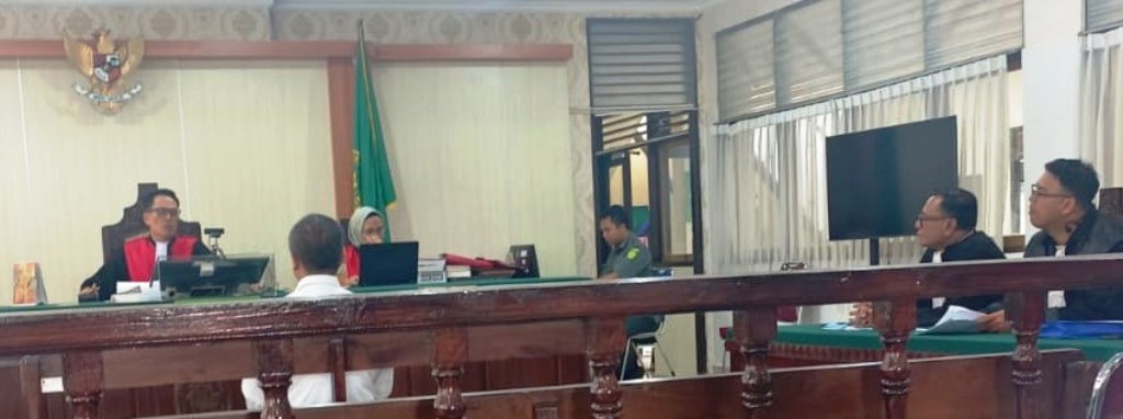 LANJUT PEMBUKTIAN: I Wayan Gendo Suardana dan rekannya dalam sidang pleidoi di PN Denpasar, Selasa (2/12).