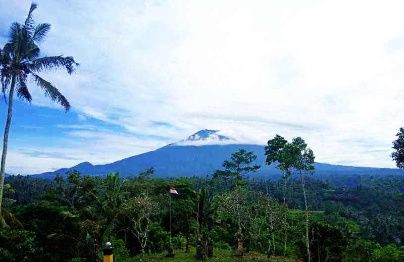 SEMPAT DIHEBOHKAN: Kondisi Gunung Agung terpantau normal pada Selasa (2/12/2025). (istimewa)