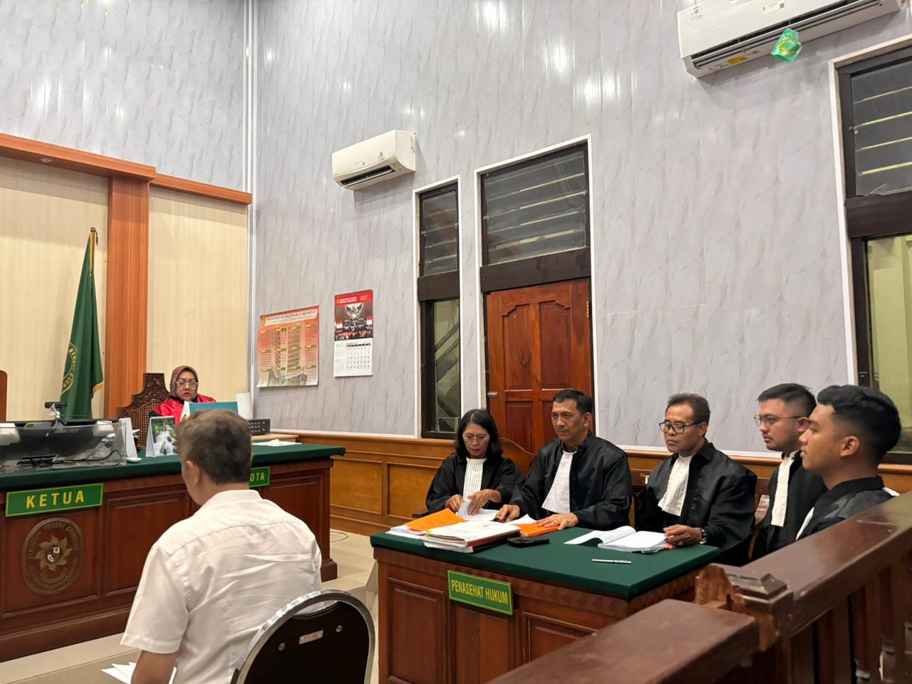 MELAWAN: Gede Pasek Suardika dkk saat membacakan pleidoi Budiman Tiang di PN Denpasar, Selasa (2/12).