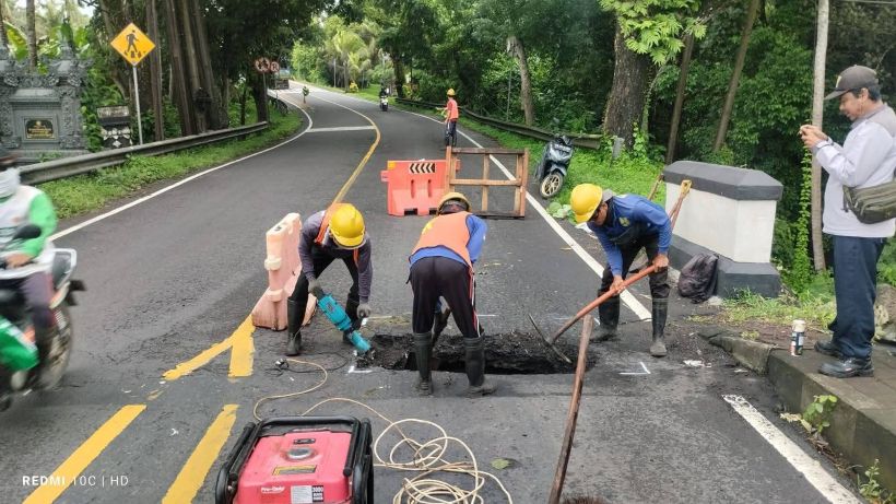 JEBOL : Kondisi jembatan jebol di Jalur Denpasar - Gilimanuk tepatnya di Banjar Payan, Desa Antap Kecamatan Selemadeg, Tabanan.(juliadi/radar bali)
