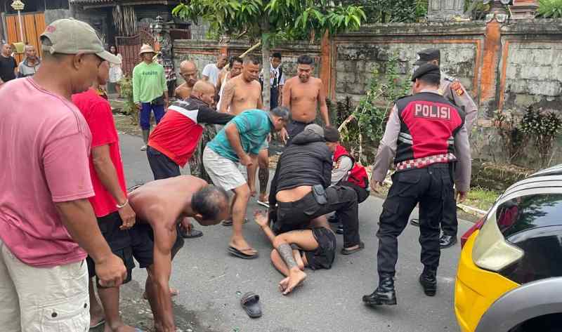 DIRINGKUS BERAMAI-RAMAI : I Kadek Wiantara akhirnya ditangkap gara-gara berulah saat mabuk alkohol. (Foto: Humas Polres Klungkung)