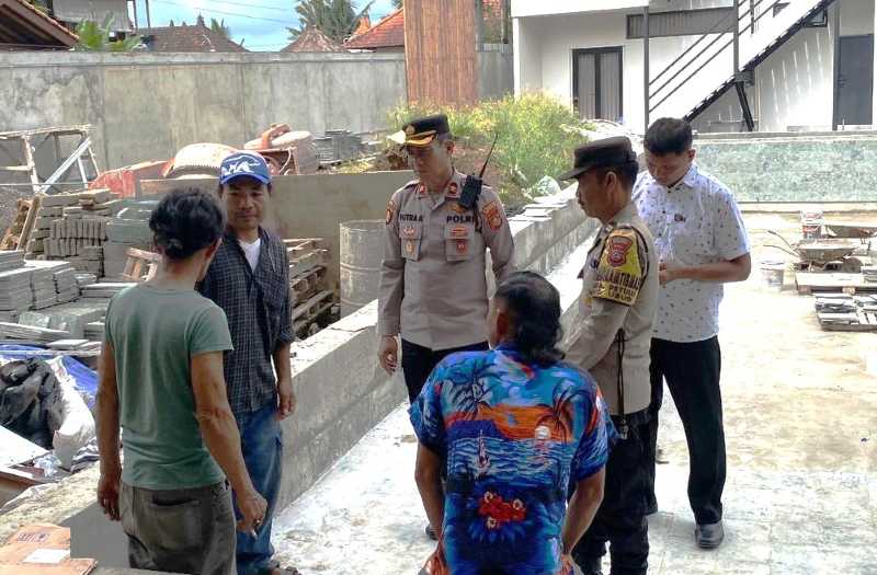 TELISIK KEJADIAN : Petugas saat berada di lokasi kejadian penemuan jenazah pekerja proyek di Ubud.(foto:Polsek Ubud,Gianyar)