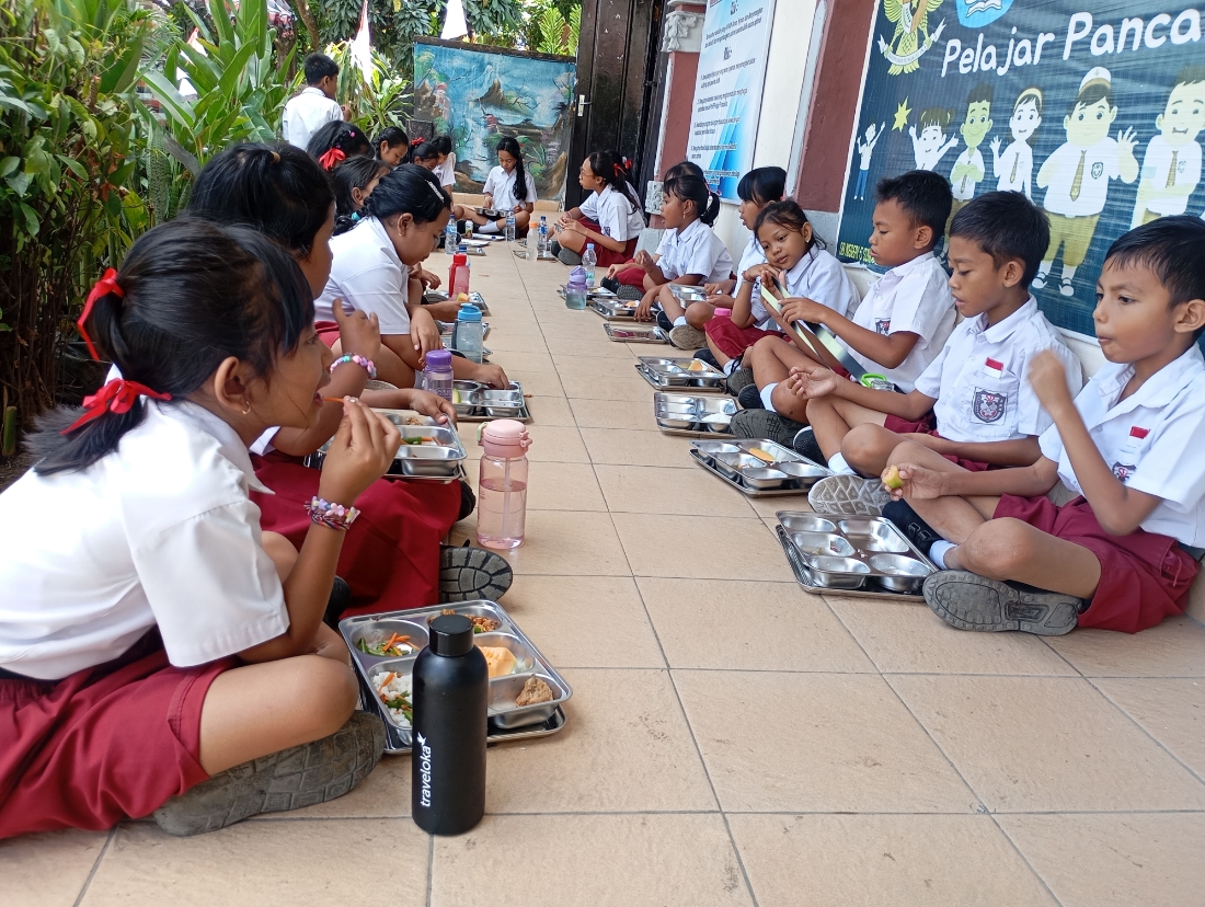 SANTAP BERSAMA: Suasana makan bersama menu MBG di SDN 5 Sukasada, Buleleng, Bali, beberapa waktu lalu. (Junior/Radar Bali)