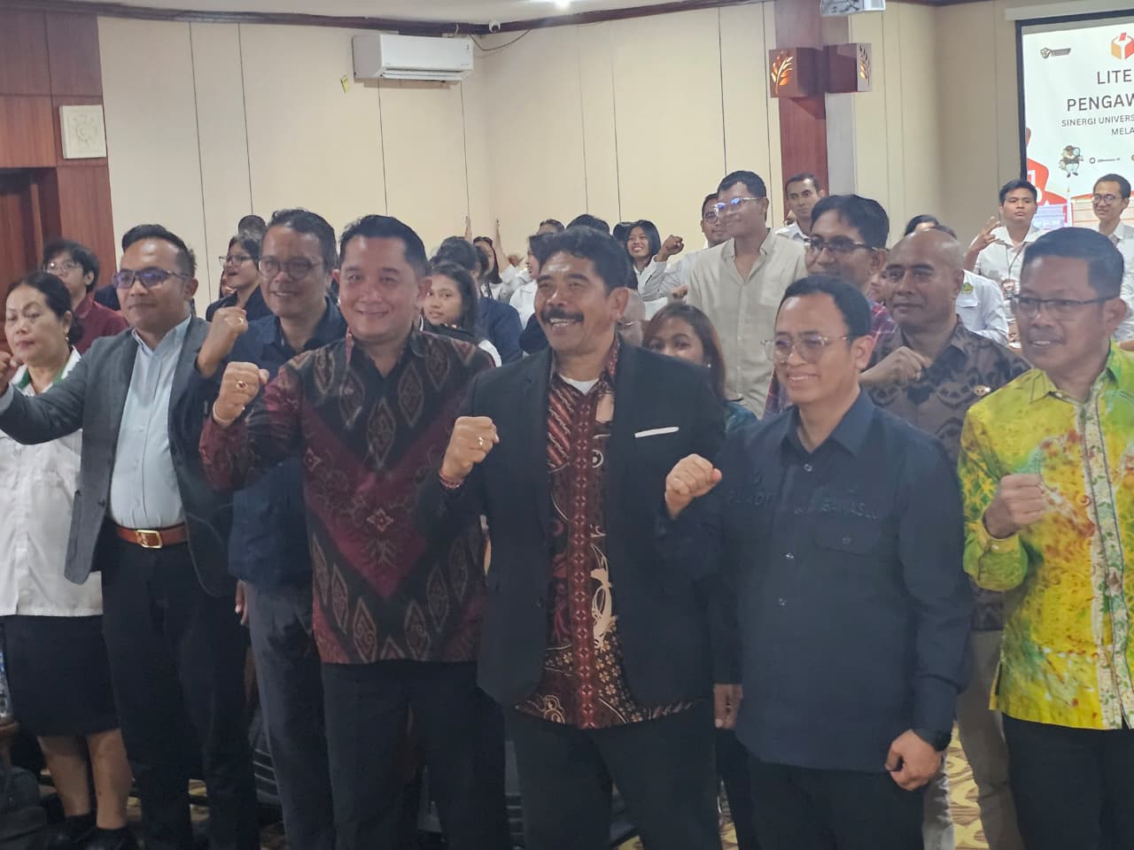 Komisioner Bawaslu Pusat Puadi (pakai baju syafari) bersama Rektor UHN Denpasar dan undangan lain saat Bedah Buku Literasi Data Pengawasan Pemilu Selasa, 2 Desember 2025.