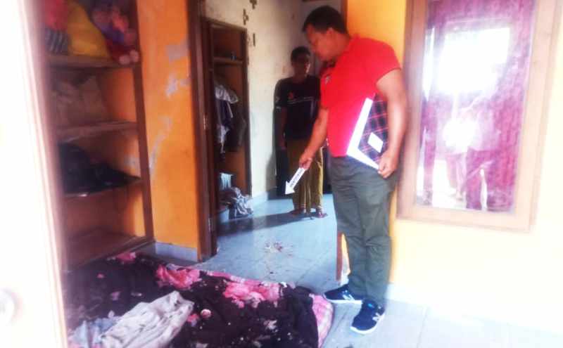 GAGAL BEBAS: Polisi saat melakukan olah TKP di rumah I Wayan Suarjana usai kasus pembunuhan dan divonis bebas PN Singaraja, sebelum MA memutuskan tiga tahun penjara. (Foto: dok.Polres Buleleng )