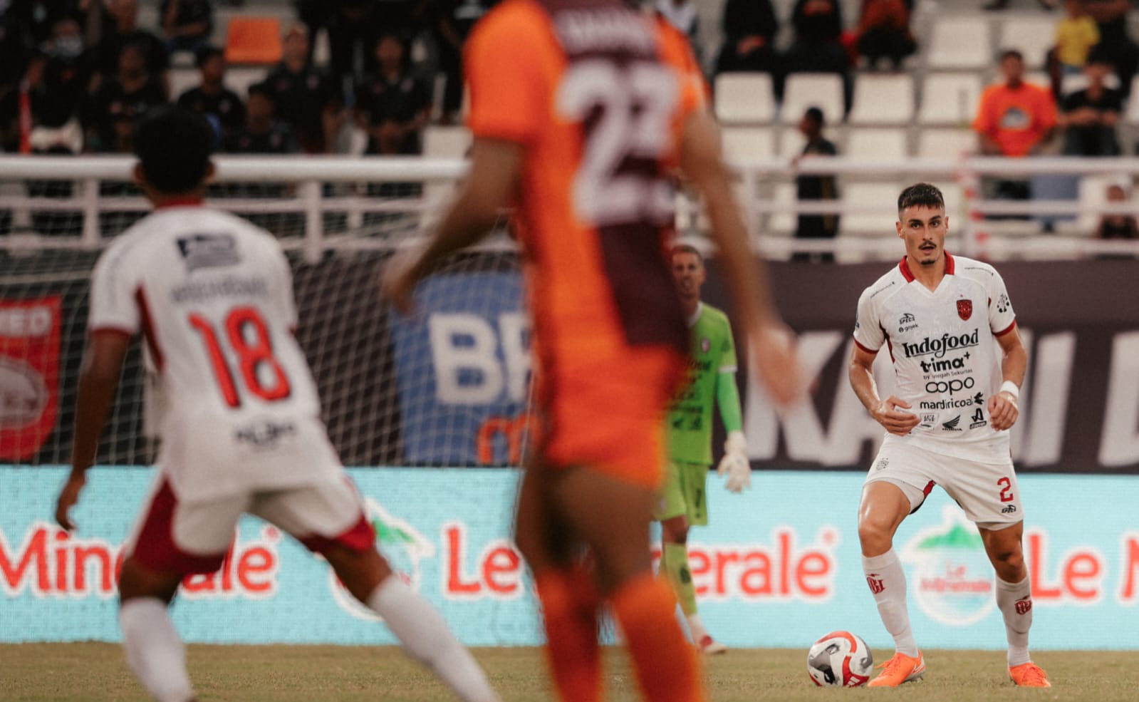 TANGGUH - Bek Bali United Joao Ferrari (kanan) saat bertandang ke Stadion Segiri. Eks PSIS Semarang itu jadi pemain terbaik laga.