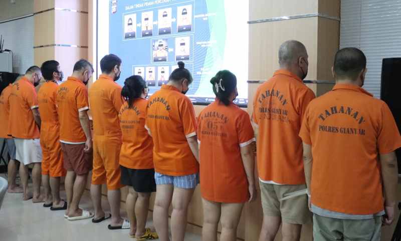GEROMBOLAN PELAKU : Pelaku lintas negara dibekuk karena membobol kartu kredit milik wisatawan asing di Ubud. Salah satu korbannya ialah suami dari artis Korsel Joen Hye Bin.(foto:Polres Gianyar)
