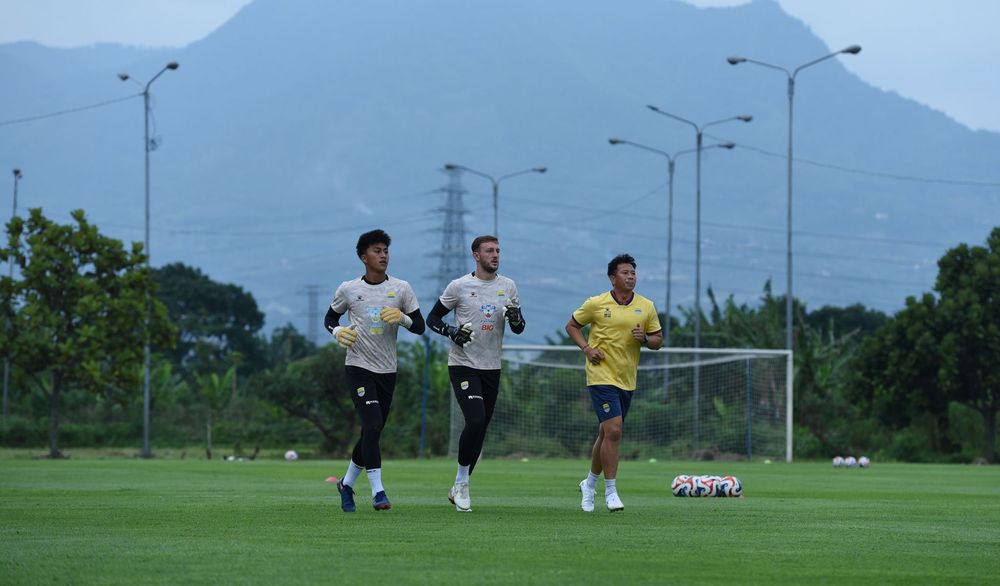 PERKUAT PERTAHANAN - Penjaga Gawang Persib Fitrah Maulana dan  Adam Przybek berlatih bersama asisten pelatih kiper I Made Wirawan di GBLA menjelang bertemu Borneo FC.