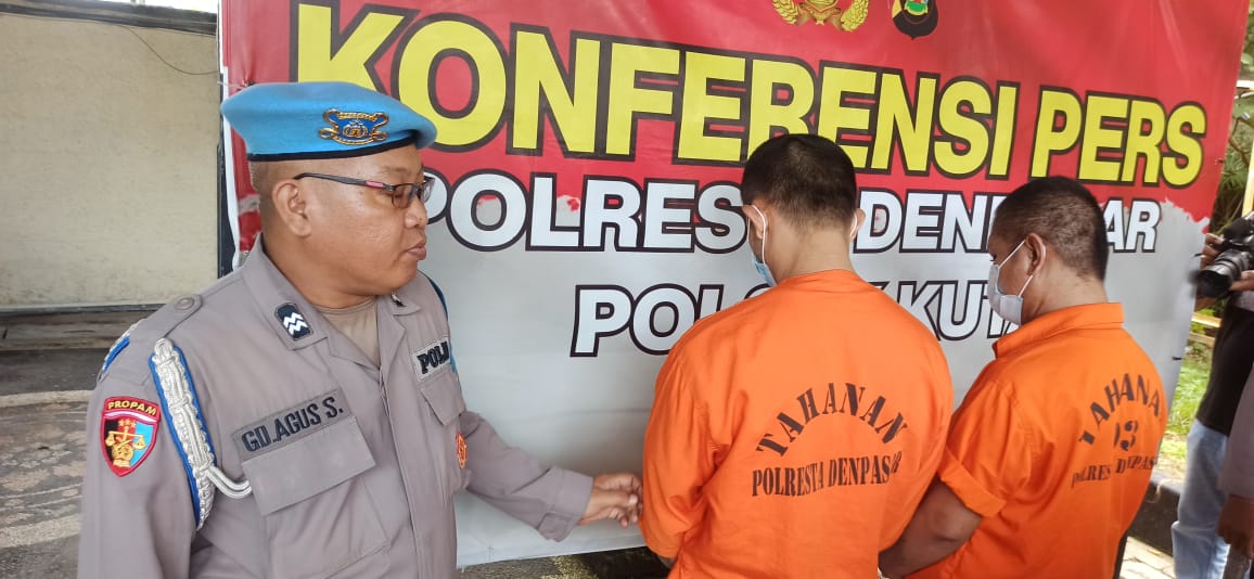 RESIDIVIS: Sudarmanto alias Dona, 42,  dan Suwarno alias Bowo, 38, berada di kantor Polisi