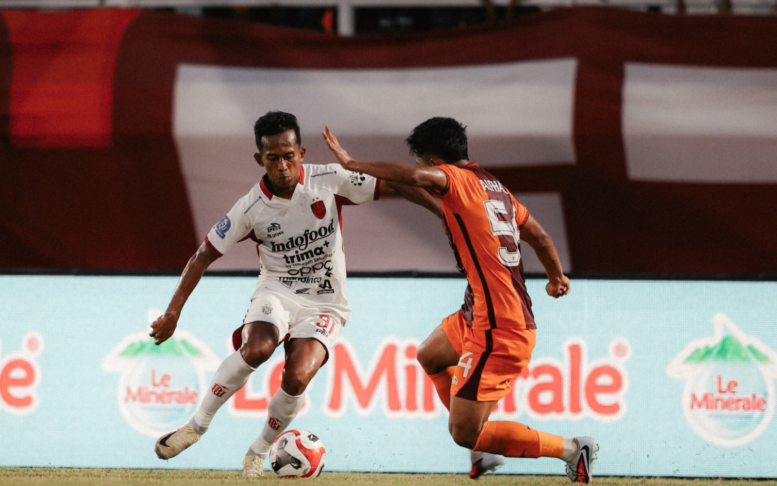 TOLAK REBAHAN - Penyerang senior M Rahmat saat membela Bali United melawan Borneo FC. Selama libur, eks PSM Makassar ini tetap berlatih mandiri di pusat kebugaran.
