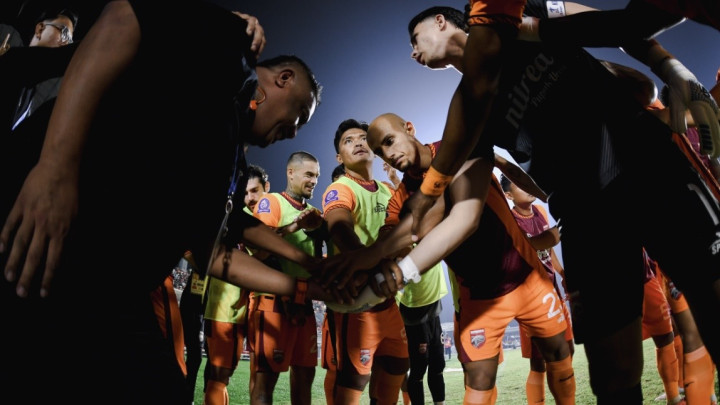 SOLID - Pemain Borneo FC melakukan tradisi sebelum melawan Bali United.