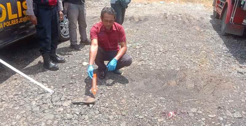GELAR OLAH TKP: Polisi melakukan olah tempat kejadian perkara  tewasnya kernet truk karena dihantam kayu ganjal ban. (Foto polres Jembrana)