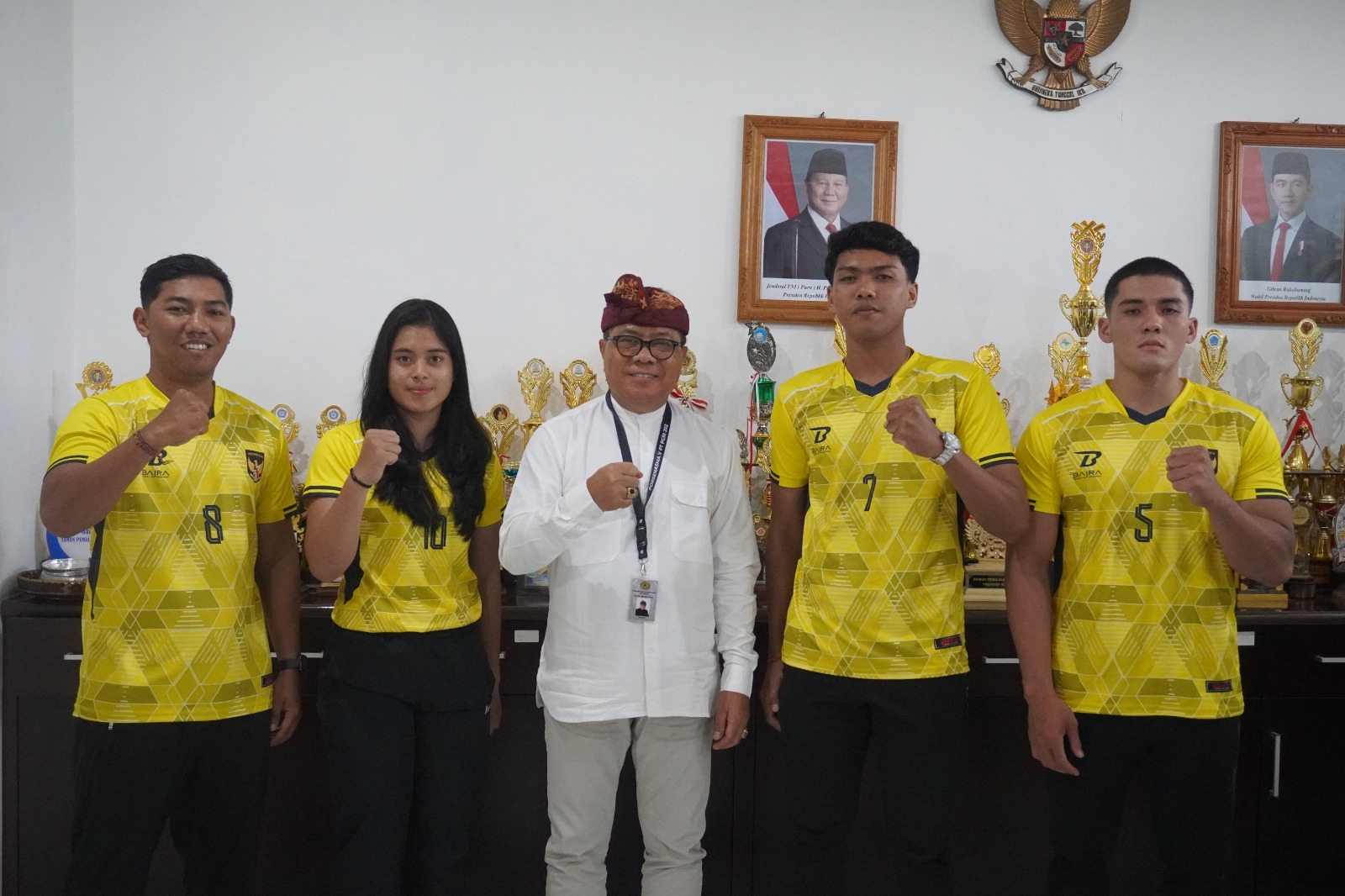 Rektor UPMI Bali Prof. Dr. Drs. I Made Suarta, S.H., M.Hum (tengah) bersama 4 atlet kabaddi SEA Games 2025 yang juga mahasiswa UPMI Bali.
