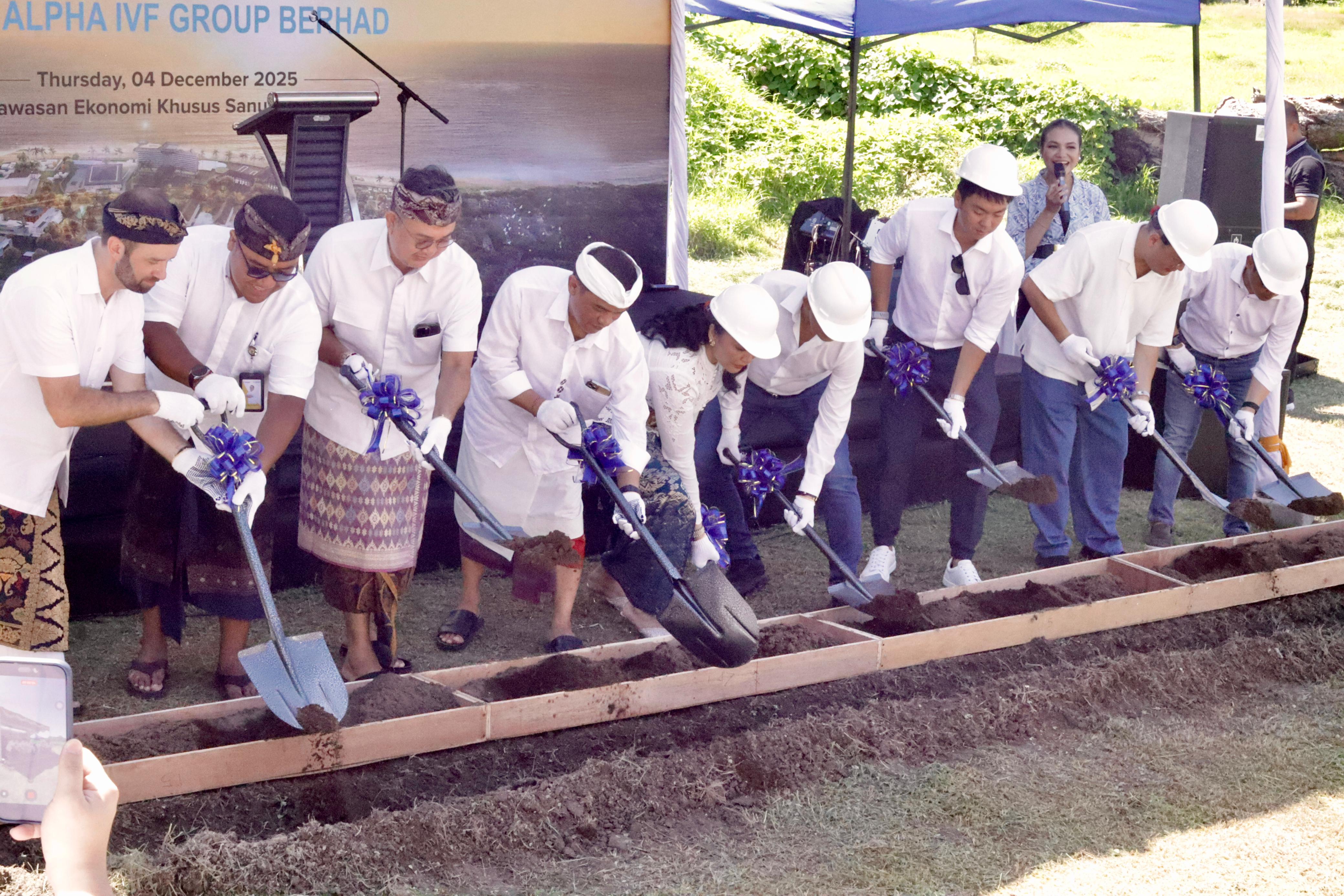 PELETAKAN BATU PERTAMA: kegiatan ground breaking klinik fertilitas Alpha IVF Group di The Sanur, Denpasar, Kamis (4/12/2025). (Marsellus Pampur/Radar Bali)