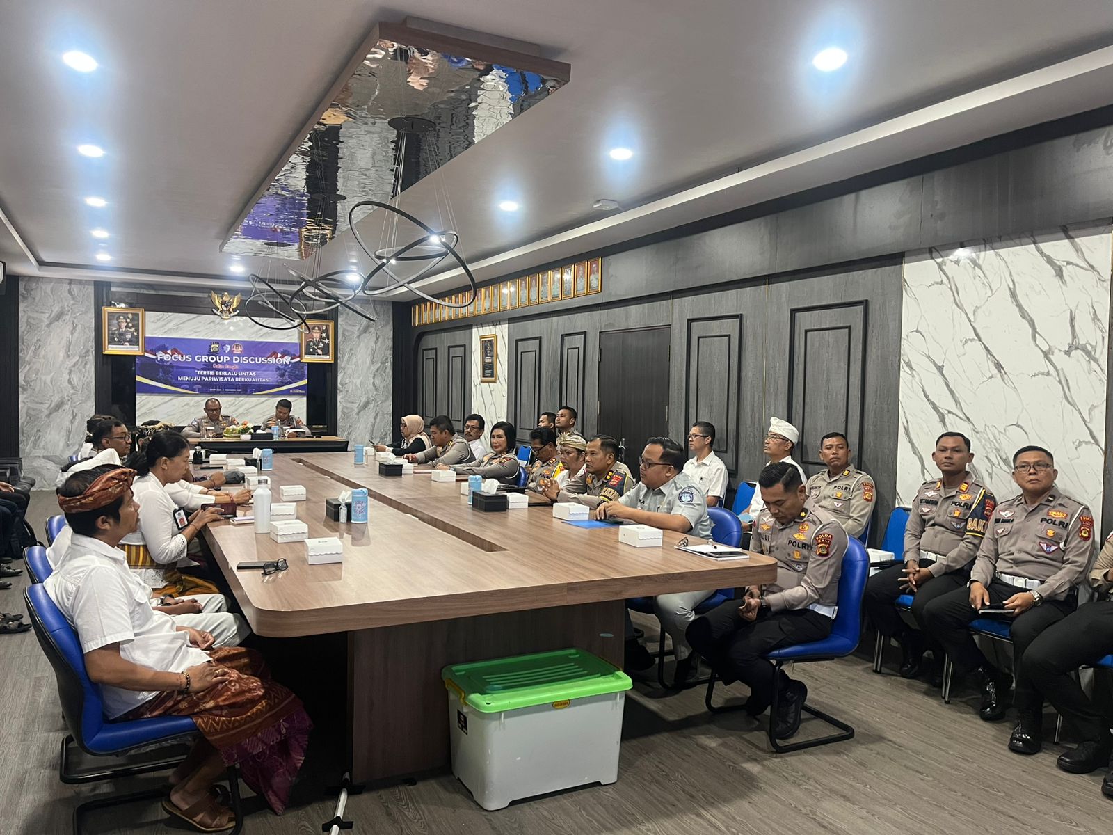 SINERGI: Ditlantas Polda Bali dan pihak terkait menggelar FGD memperkuat budaya tertib berlalu lintas, Kamis (4/12).