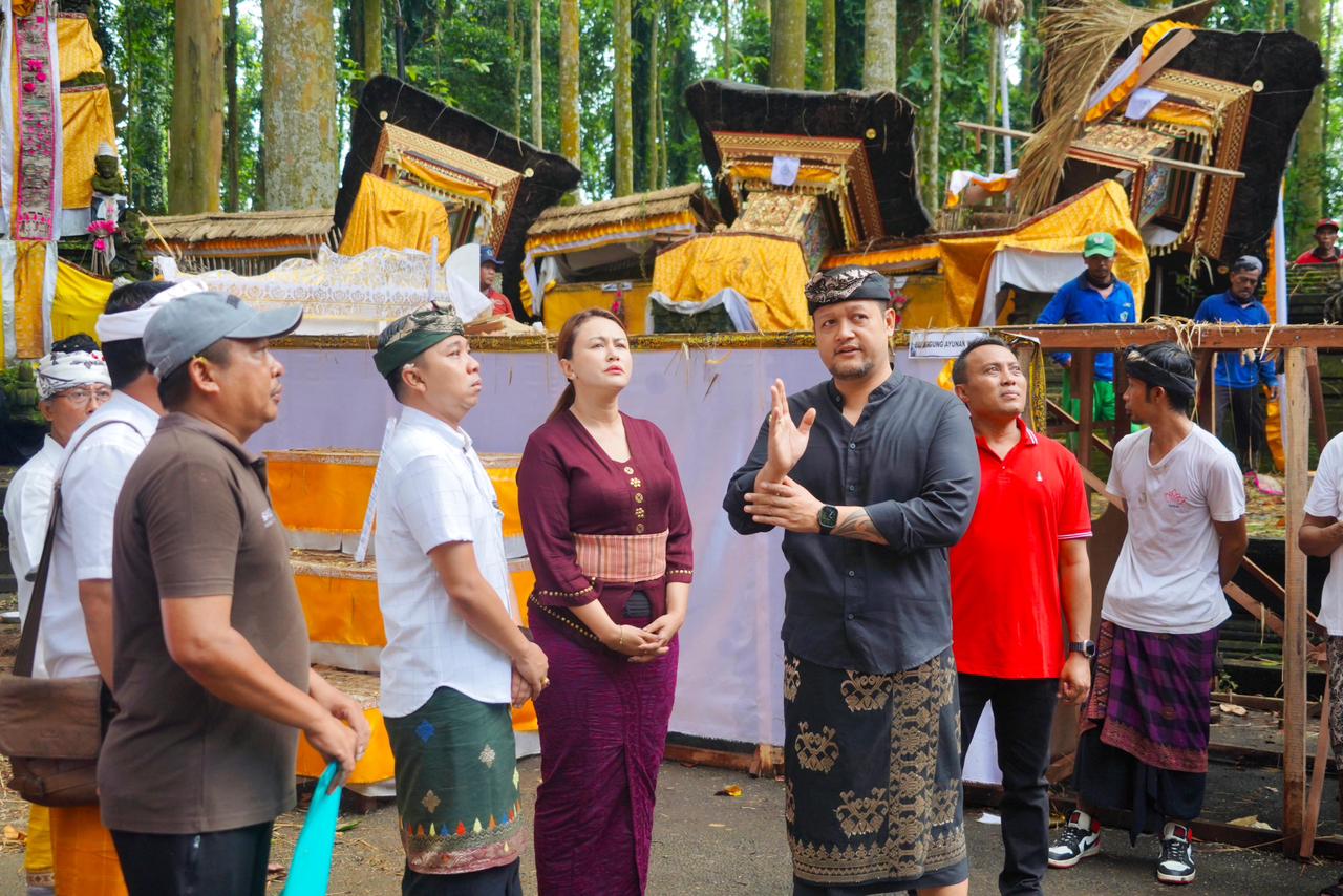 Wabup Bagus Alit Sucipta didampingi Ketua WHDI Badung Yunita Alit Sucipta meninjau lokasi bencana pohon tumbang di kawasan Daya Tarik Wisata (DTW) Alas Pala Sangeh, Abiansemal, Kamis, (4/12/2025).
