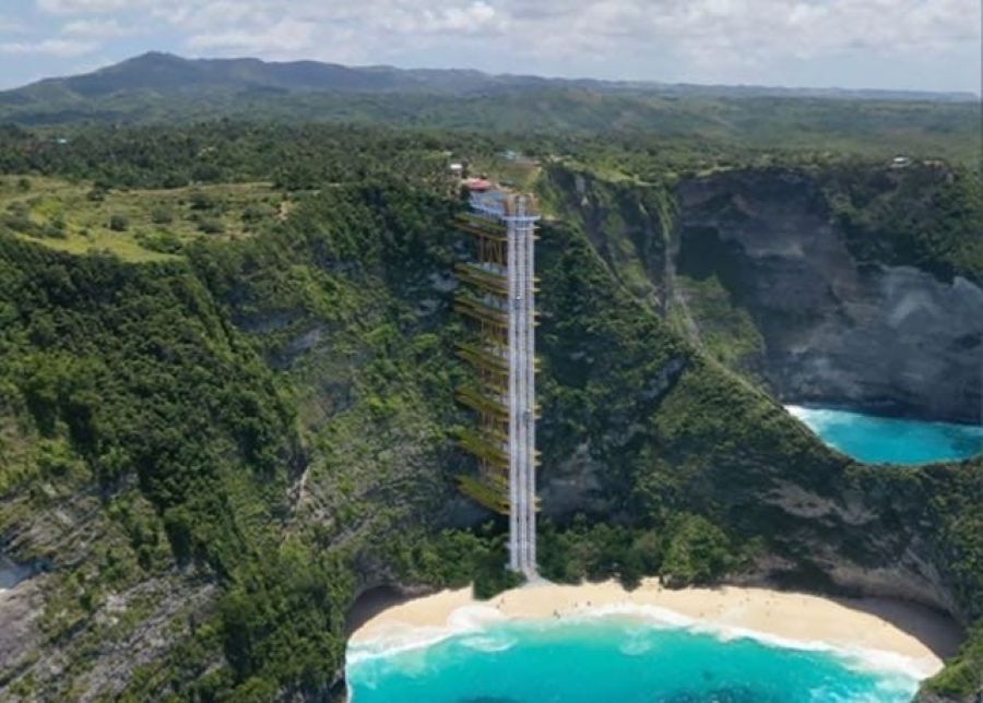 JADI POLEMIK: Proyek lift kaca di pantai Kelingking Nusa Penida yang kini memicu pro dan kontra.