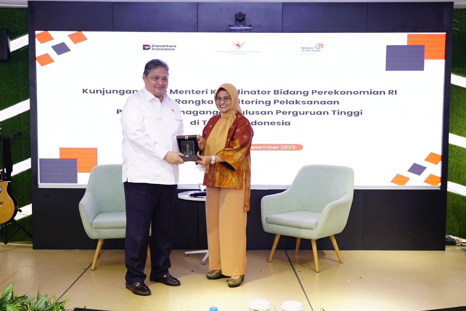 irektur Utama Telkom Dian Siswarini (kanan) saat memberikan cinderamata kepada Menteri Koordinator Bidang Perekonomian RI (Menko Perekonomian) Airlangga Hartarto (kiri