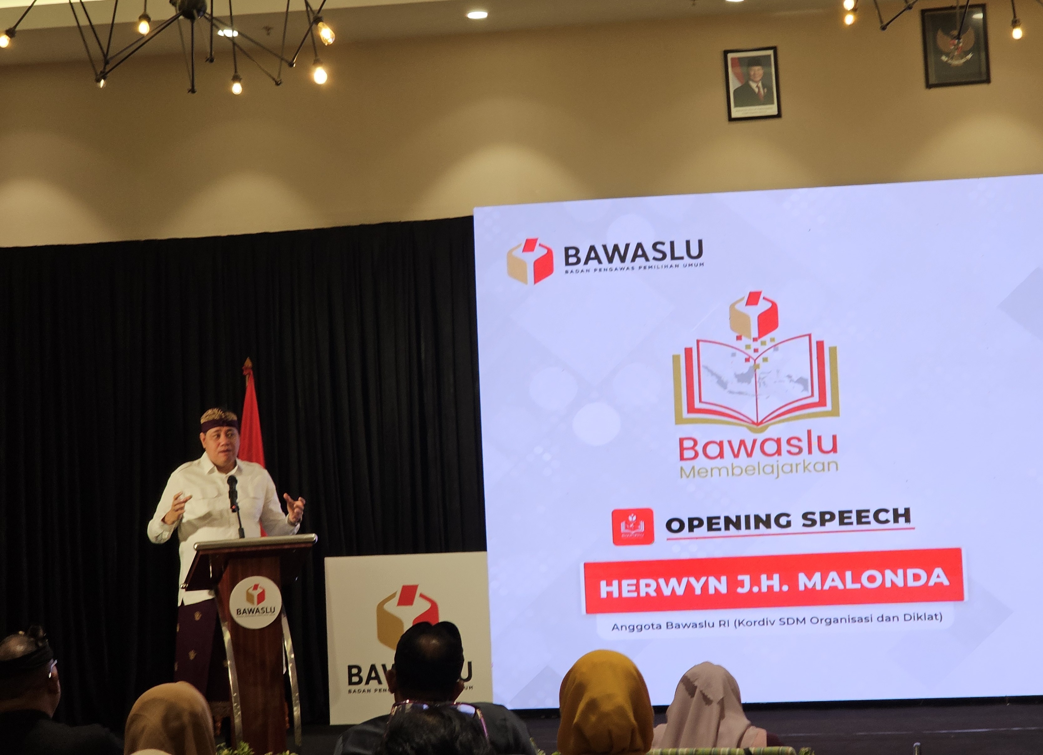 EDUKASI: Anggota Bawaslu RI, Herwyn J.H Malonda divisi SDM, Organisasi dan Diklat ditemui kemarin (4/12/2025)