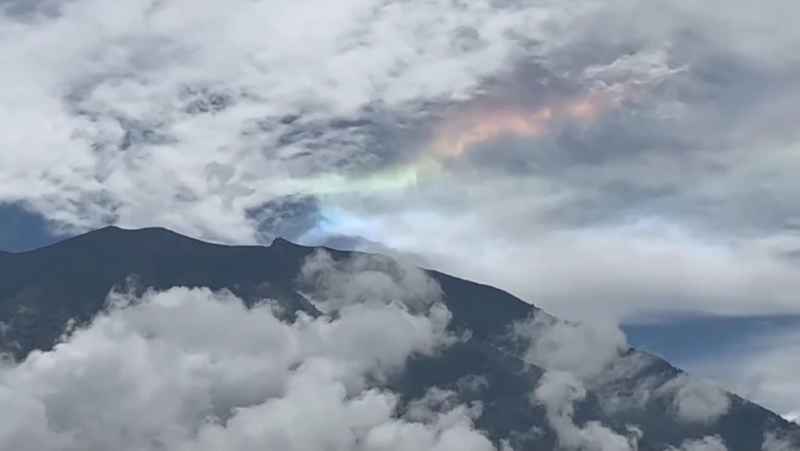 MENYERUPAI API : Tangkapan layar video kemunculan cahaya di atas kawah Gunung Agung. (istimewa)
