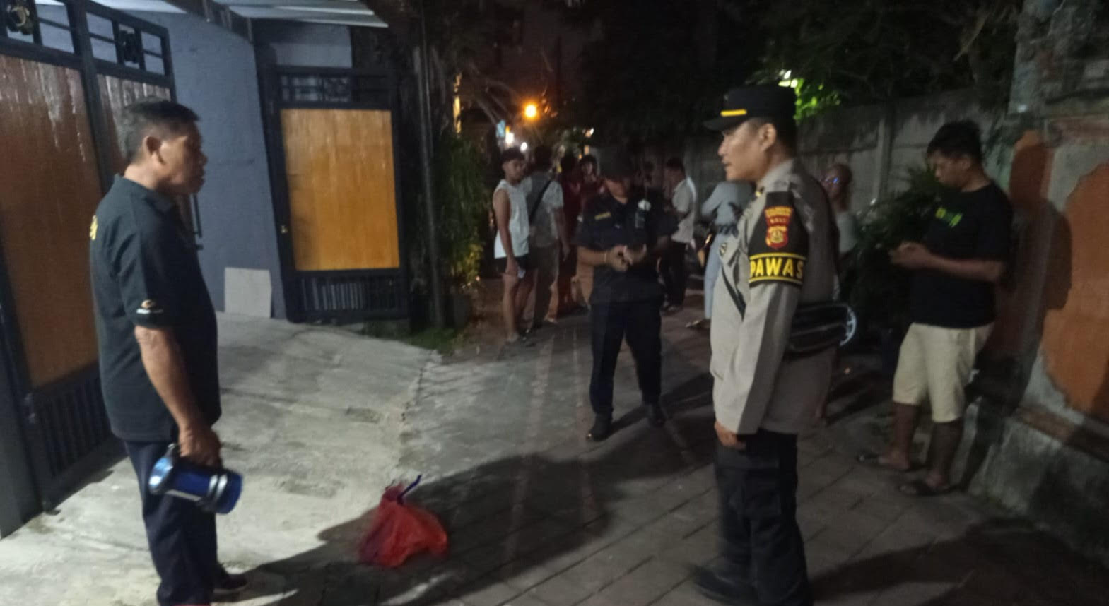 HEBOH: Polisi lakukan identifikasi temuan orok bayi perempuan dalam kantong merah dan kondisi meninggal dunia .