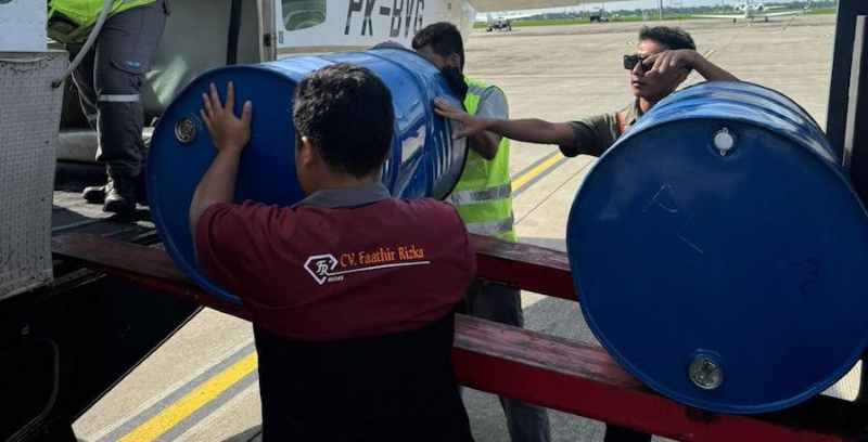 DIANGKUT PAKAI PESAWAT : BBM diangkut pakai pesawat perintis untuk wilayah Aceh Tengah dan Bener Meriah yang terdampak bencana banjir-longsor,(foto: Rizki Maulizar)