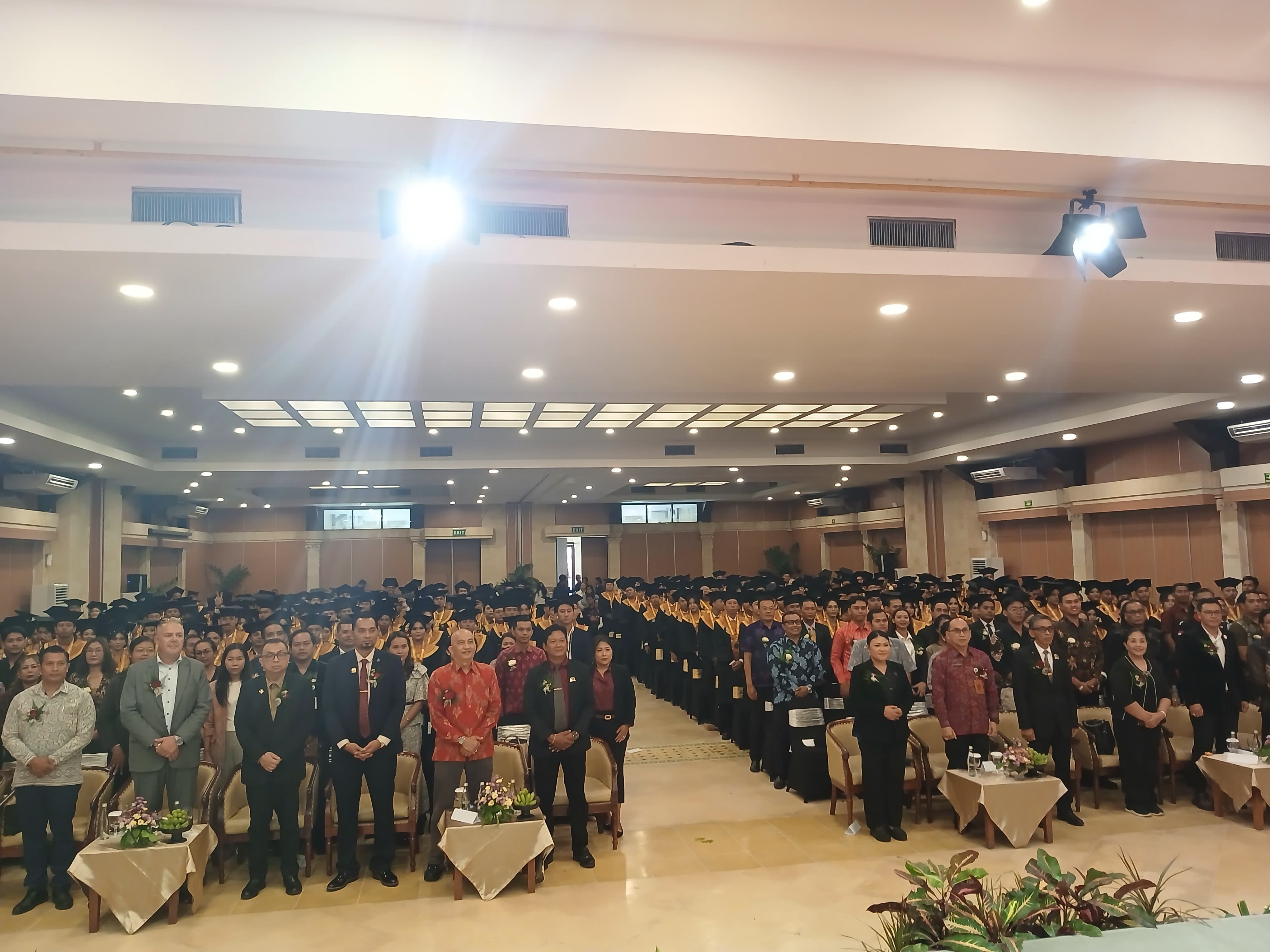 Suasana Wisuda kampus Bali Royal College di Hotel Prama, Sanur, Denpasar, Jumat (5/12/2025). (Marsellus Pampur/Radar Bali)