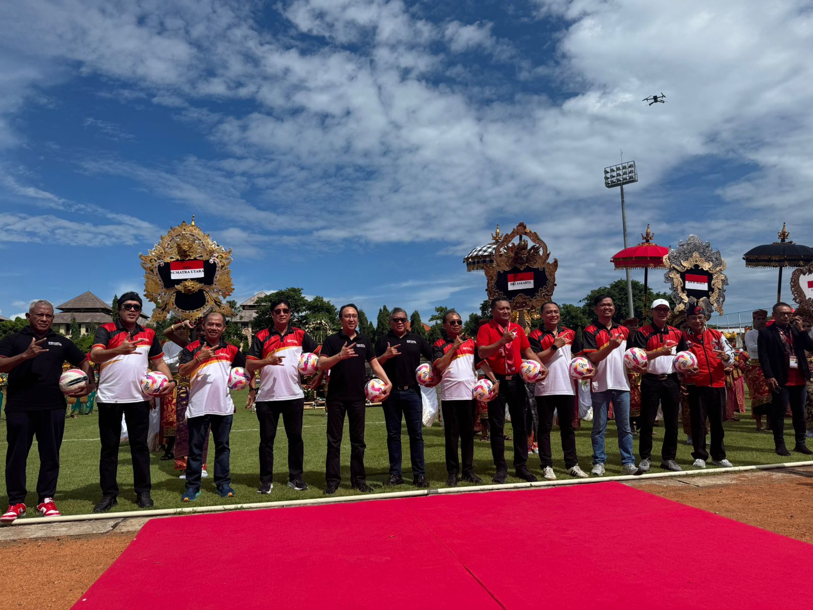 PEMBUKAAN: Ketua DPP PDI Perjuangan M. Prananda Prabowo didampingi Sekjen PDIP Hasto Kristiyanto bersama 8 Ketua DPD PDIP di Stadion Ngurah Rai, Denpasar (5/12). (Novi Febriani/Radar Bali)