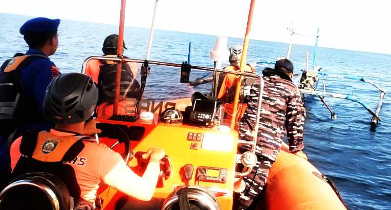 DICARI TIM GABUNGAN : Proses pencarian Muhammad Taiyeb, di Perairan Sumberkima. (Foto: Kantor SAR Denpasar & Polres Buleleng untuk Radar Bali)