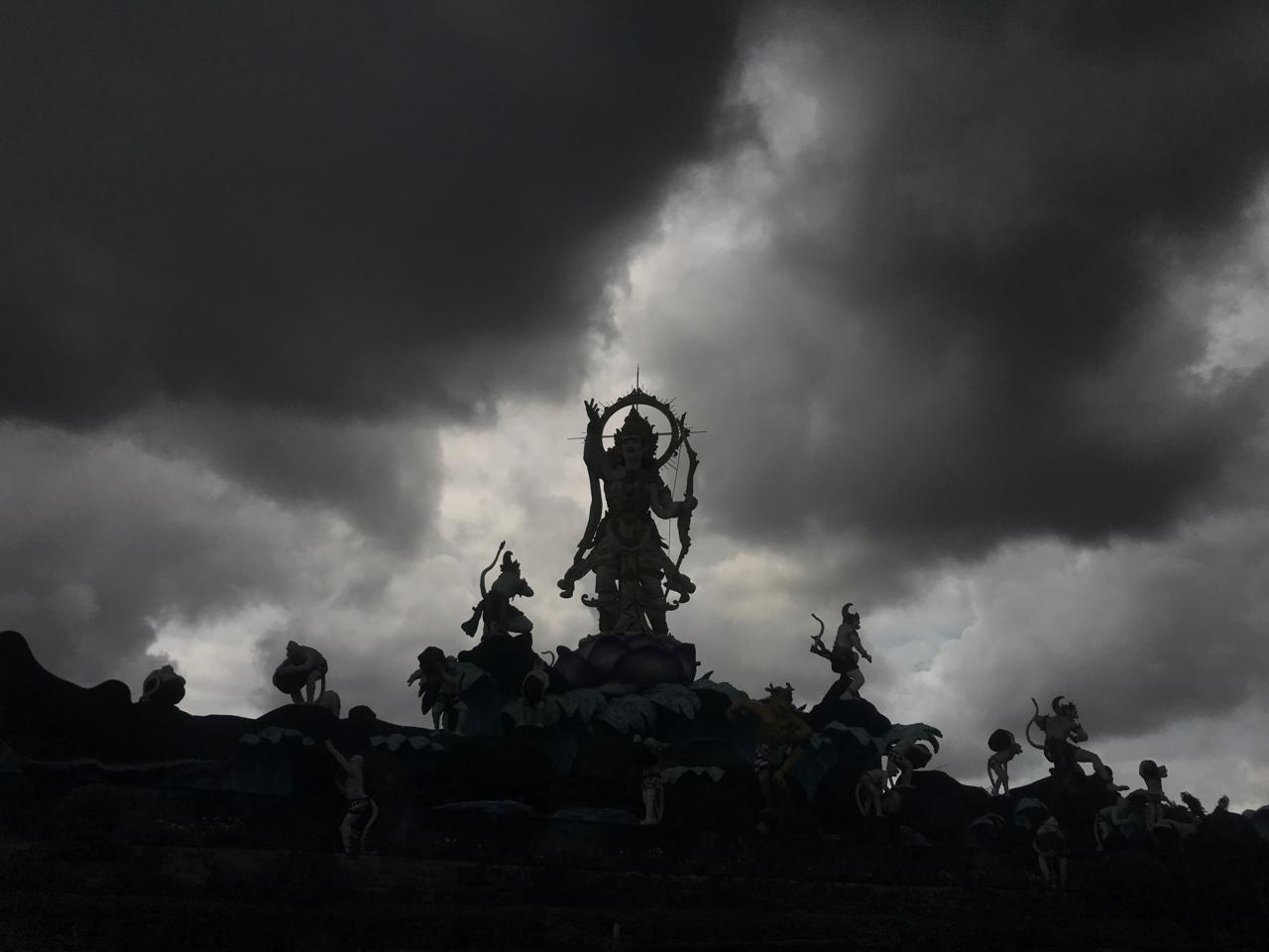 ilustrasi cuaca mendung di kawasan Titi Banda, Denpasar. (miftahuddin/radar bali)