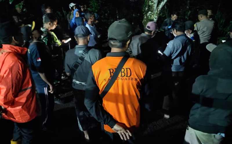 DUKA MENDALAM : Suasana di halaman rumah duka korban tersambar petir di Banjar Dinas Tanah Aron, Desa Bhuana Giri, Kecamatan Bebandem. (istimewa)