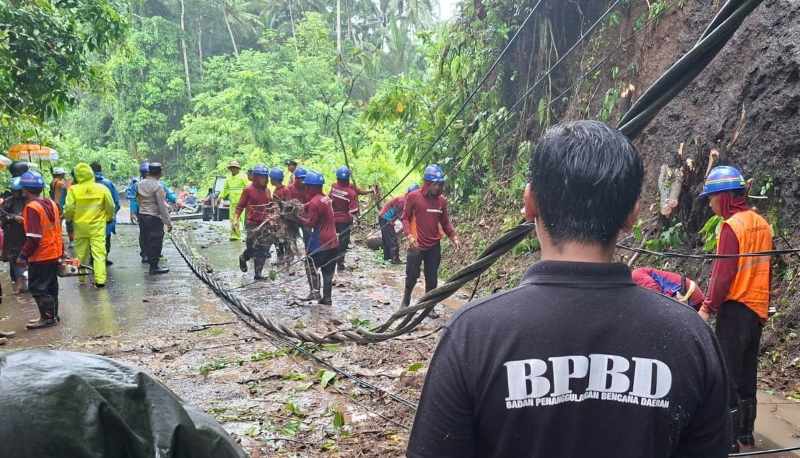 RAWAN LONGSOR: Kerja keras tim reaksi cepat BPBD Tabanan saat melakukan penanganan bencana longsor beberapa waktu lalu. (juliadi/radar bali)