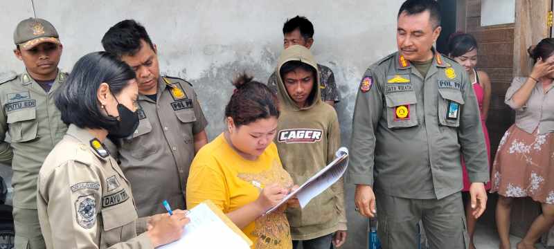 GELAR SIDAK : Petugas dari Satpol melakukan sidak kamar kos di wilayah Desa Delodberawah. ( Foto Satpol PP Jembrana)