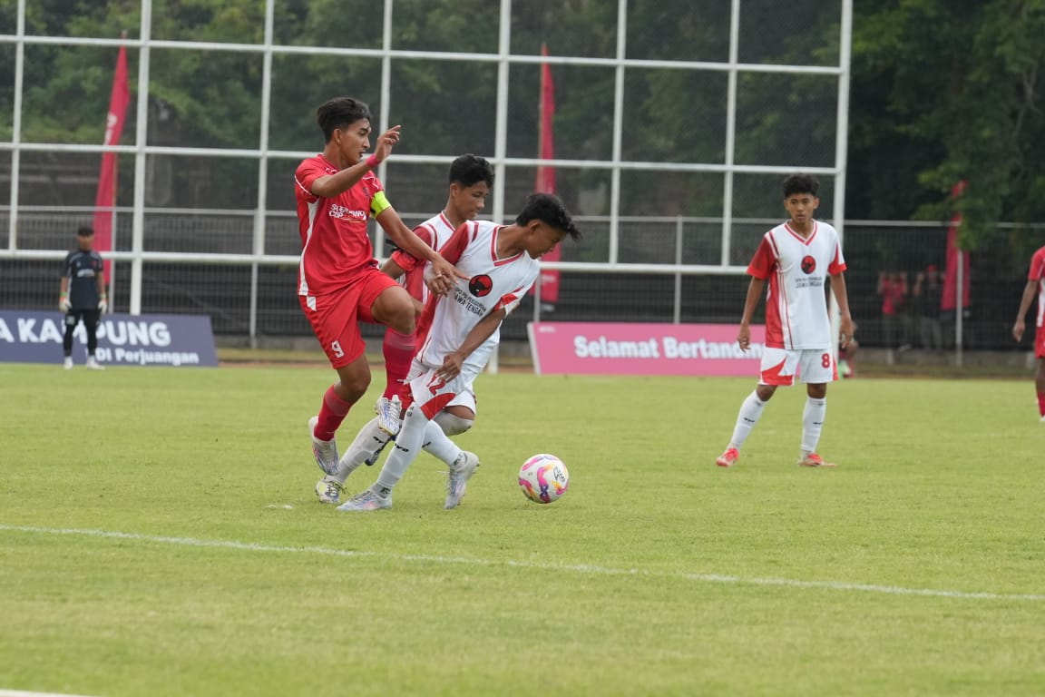 Duel perebutan antara pemain Banteng Bali (merah) dan pemain Jawa Tengah di Stadion Ngurah Rai, Denpasar, Jumat (5/12/2205). (Novi Febriani/Radar Bali)