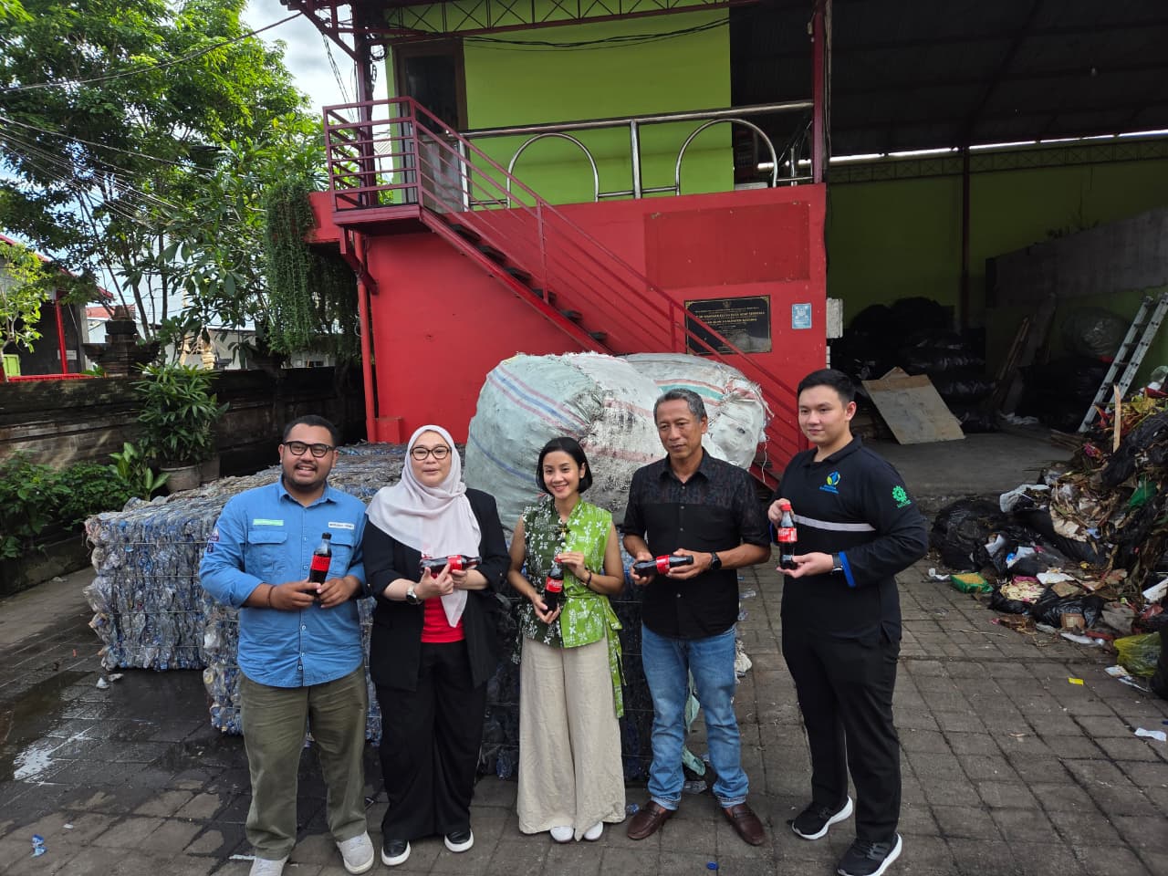 Kunjungan Coca-Cola ke TPS3R Seminyak, Jumat (5/12/2025). (Marsellus Pampur/Radar Bali)