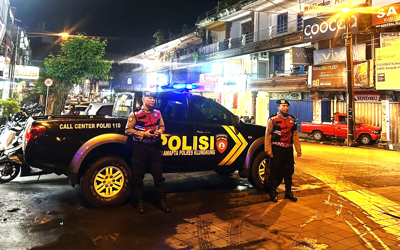 KELILING KOTA : Patroli lalu lintas di Jalan Diponegoro. (Foto: Humas Polres Klungkung)