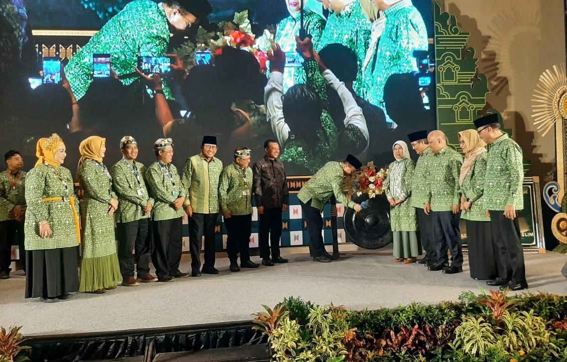 Kaetua Umum ICMI Prof. Dr. Arif Satria membunyikan Gong pertanda pembukaan Silaknas dan Miad ke-35 ICMI 2025 di Ballroom Hotel Four Poins Jumat malam (5/12/2025)