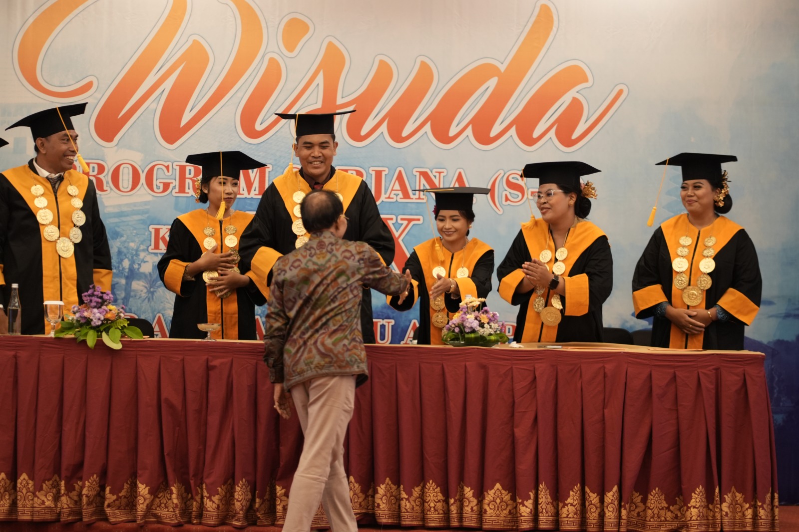 BERKOMPETEN: Wisuda STKIP Agama Hindu Amlapura yang digelar di Sanur, Denpasar Selatan, Sabtu (6/12/2025).